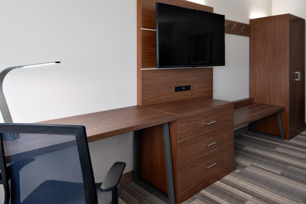 Holiday Inn Express & Suites - Elkhorn - Lake Geneva Area By Ihg Exterior photo