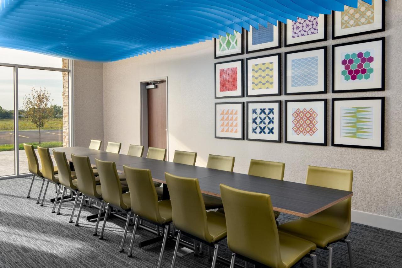 Holiday Inn Express & Suites - Elkhorn - Lake Geneva Area By Ihg Exterior photo